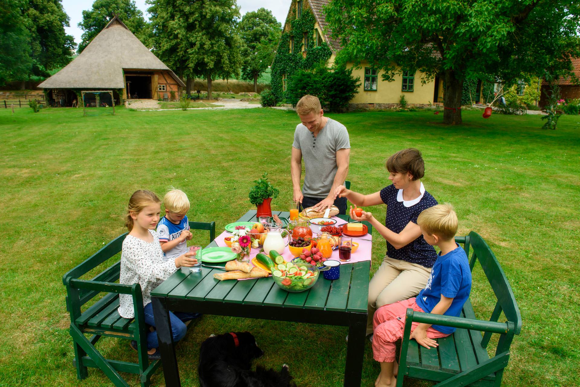 Mittagspause mit der Familie auf dem Hof