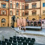 Besucher hinter den Kulissen der Schweriner Festspiele
