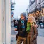 Pärchen beim Einkaufsbummel durch Schwerin